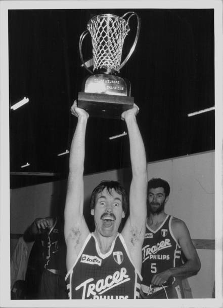 Coppa Campioni 1986-87, D&#39;Antoni solleva il trofeo dopo la vittoria della Tracer Milano in finale contro il Maccabi 71-69.